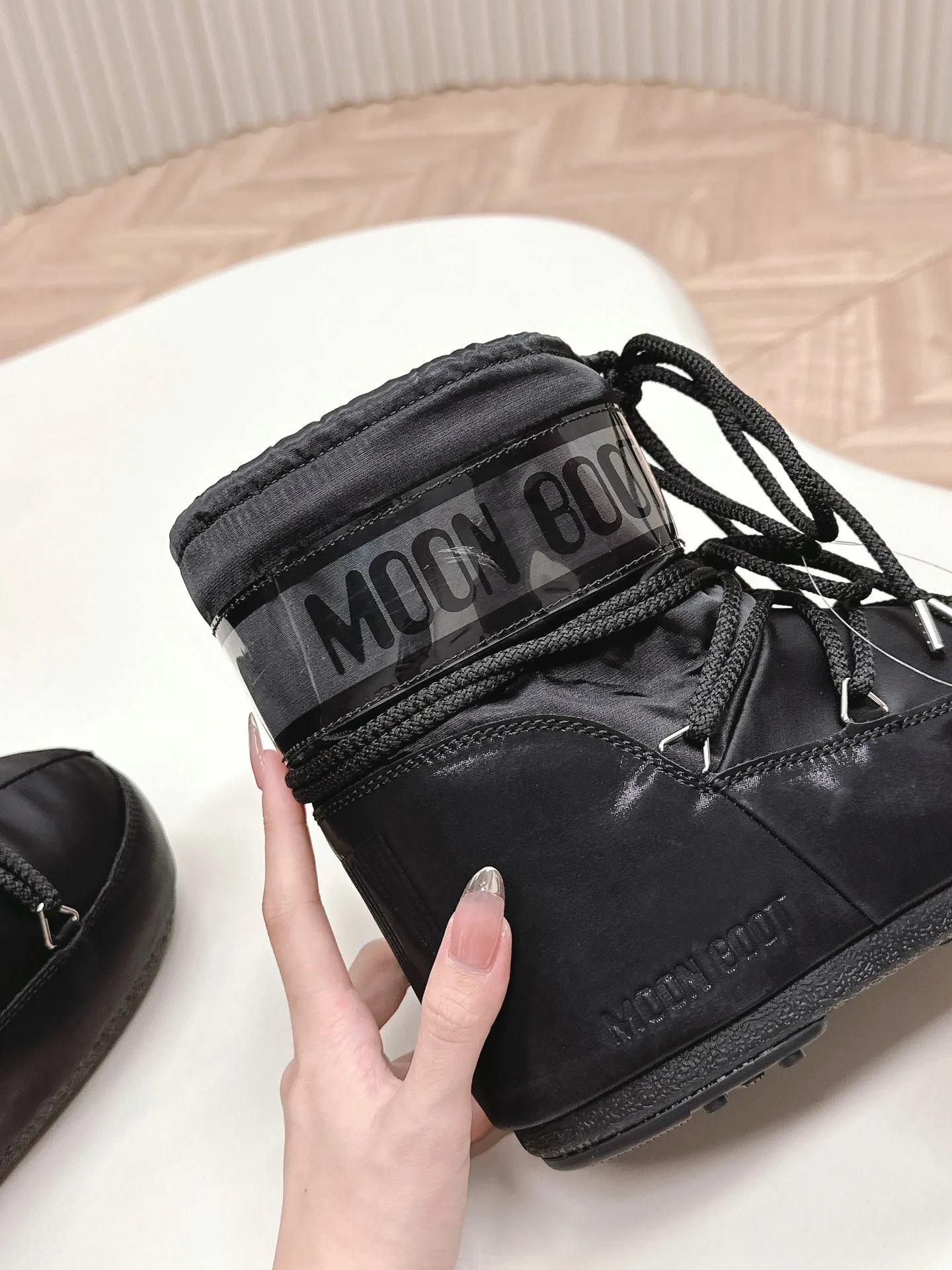 Men's shoes pP600! Fabric short boots Moon Boot 24ss The latest snow boots series for autumn and winter... Ugly snow short boots Forget UGG, fashionable people are wearing Moon Boot snow boots. If you find it difficult to accept the revival of UGG, now there is a more alternative snow boot that is back. It is 4 cm taller. That is the Moon Boot. It was already very popular in the millennium. Paris Hilton, Victoria Beckham and other celebrities often wore it, and now the Y2K trend is popular again. The same QQ show outfit worn by young children. The ugly snow boots that have been shown by thousands of people have become popular again. They are not distinguished between men and women. They look slim and warm and easy to wear. Fabric: 70% cotton and 30% plastic. Lining: 100% silk cotton liner. Feet: 100% silk cotton liner. Outsole: thermoplastic rubber. Bottom thickness: 4cm. Size: #35-41 (41 customization is not returnable).